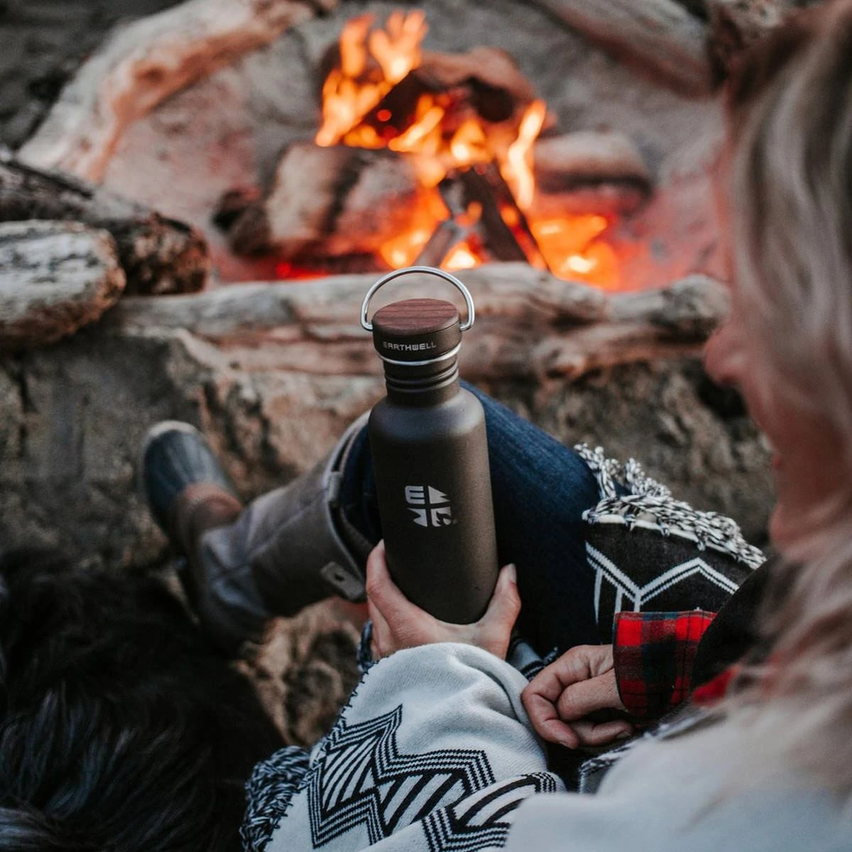 Earthwell Woodie Single Wall Bottle 800ml Maple / Volcanic Black 5 Earthwell Woodie Single Wall Bottle 800ml Maple / Volcanic Black - Image 3