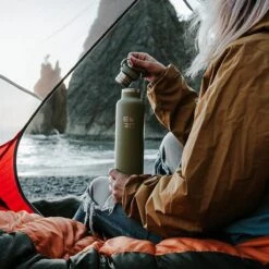 Earthwell Woodie Vacuum Bottle 650ml Walnut / Volcanic Black -Camp Furnish Sales Store earthwell woodie vb lifestyle 002 8